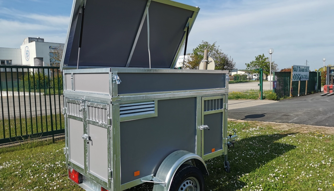 BW TRAILERS Hundeanhänger mit 3 Abteilen + Dachbox