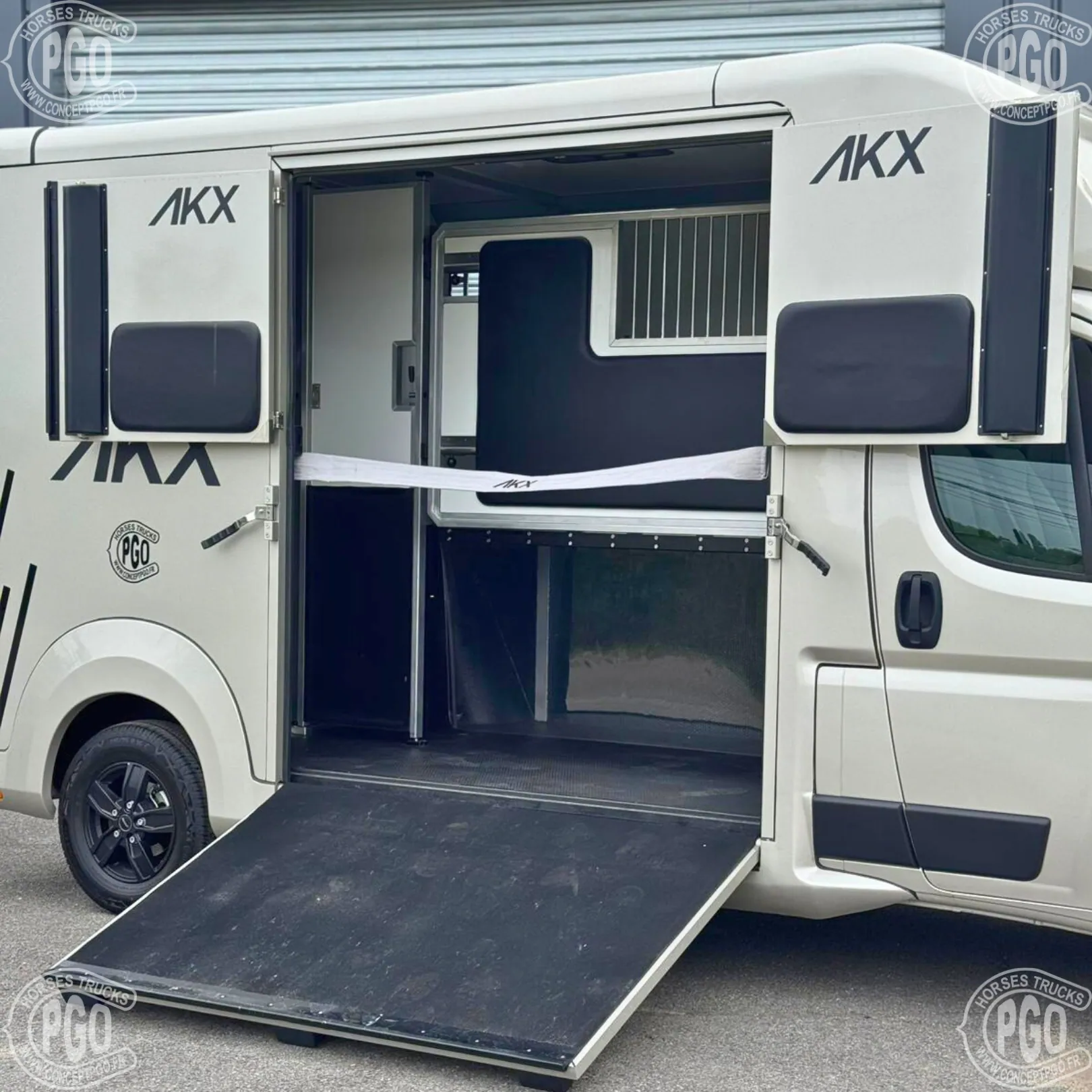 Opel Movano AKX Pferdeanhänger – 3 Sitze – Baujahr 2025