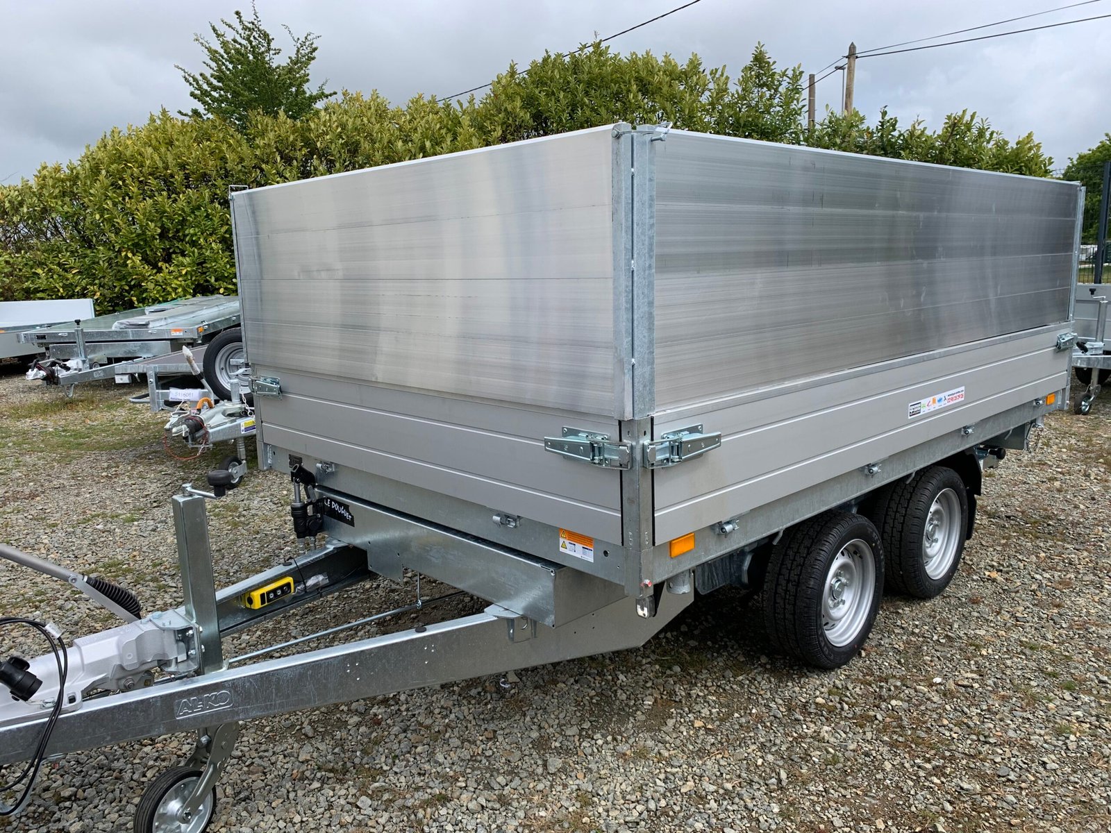 SARIS Kippanhänger -K3 306 x 184 - zulässiges Gesamtgewicht: 3500 kg - 2 Achsen - gebremst - elektrische Pumpe