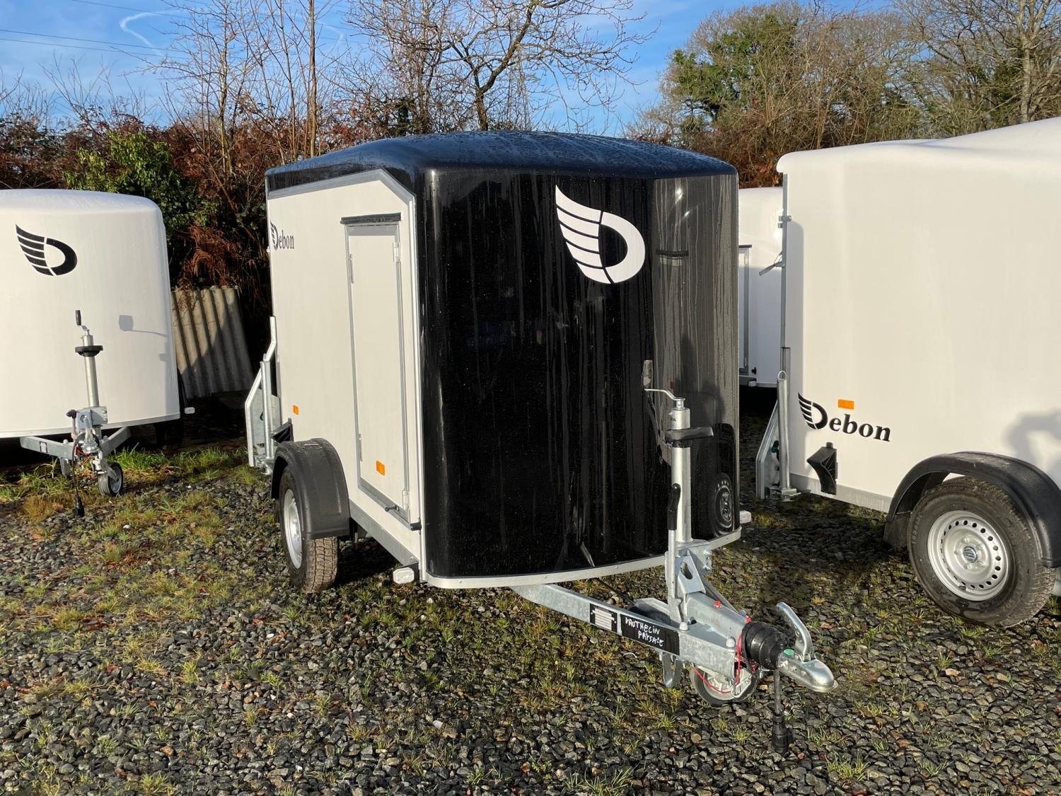 DEBON Kofferanhänger aus Polyester-Verbundmaterial – ungebremst – C255 V2 – zulässiges Gesamtgewicht: 500 oder 750 kg – 255 x 125 x 155 cm