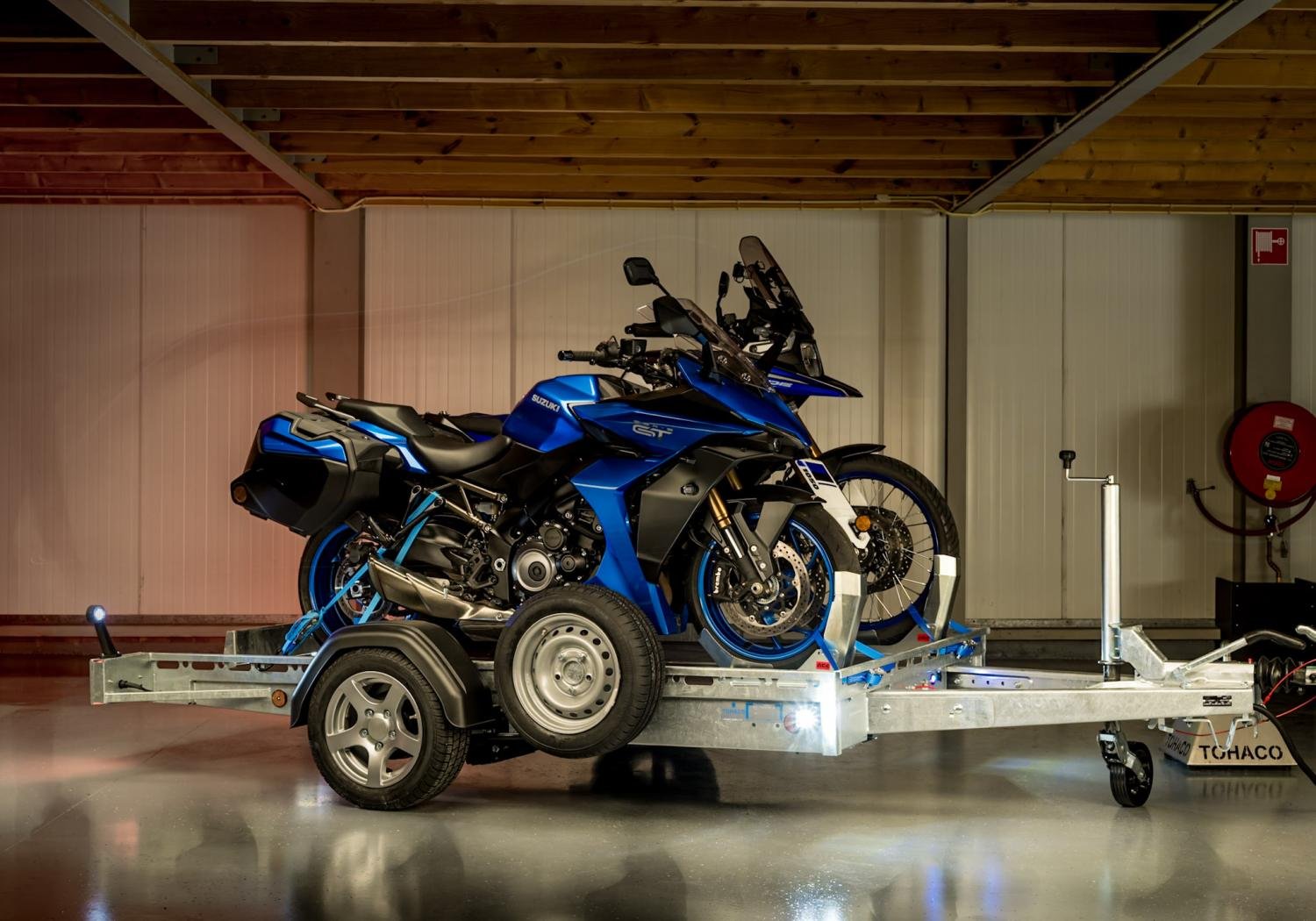 TOHACO MO116/2815 ECO Tieferlegungs-Motorradanhänger mit Luftfederung – 1600 kg zulässiges Gesamtgewicht – 1 gebremste Achse