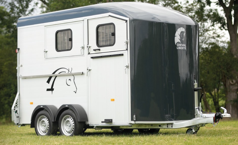 MAXI 2-Pferde-Transporter – CHEVAL LIBERTE – 2 Pferde – Diagonale Beladung – Zulässiges Gesamtgewicht: 1400 bis 2600 kg